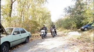 Világos Szőke picsát basznak meg a motoros pasik