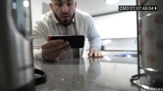 Az óriás cicis bejárónő megkúrelva