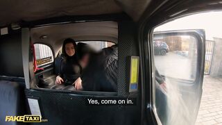 Tini nőci a taxiban kúrel