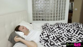 Perverz tini hölgyemény a nevelő faterjával szexel