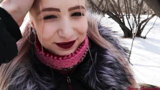 Amatőr barátnő a parkban cumizik