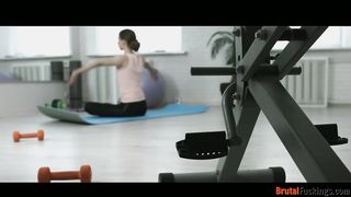 Jogázó tini pinát szexel análba az edő