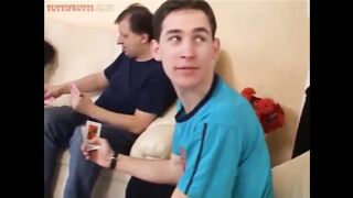 Zsuzsit a kokeró tini hölgyeményt partiba nyomják