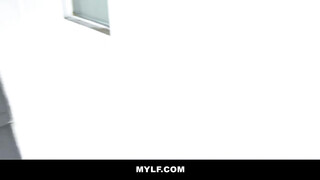 Szőrös muffos latin amerikai milf megpakolva