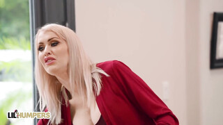 Katie Monroe baszik a nevelő fiával