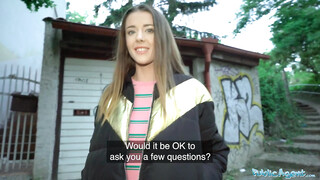 Sybil egy pici pénzért bárkivel kúrel