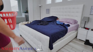Naughty America - London River és a fiatal kuki