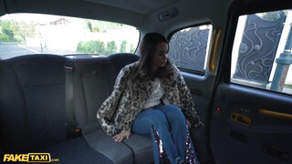 Fake Taxi - Jessy Jey a hátsó ülésen dug