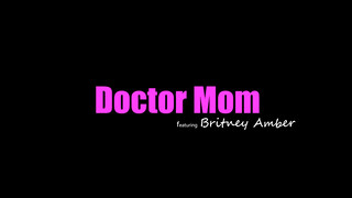 Moms Teach Porno - Britney Amber a szőrös muffos milf