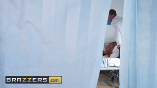 Brazzers - Bonnie Rotten hátsó kapujában az óriás örömrúd