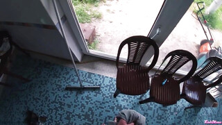 Tetovált orosz tini kisasszony a medencénél szexel