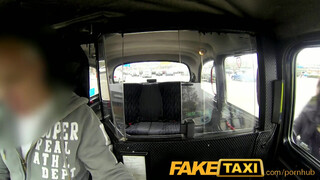 FakeTaxi - a kicsike lopós fekete hölgyemény megbánja amit tett