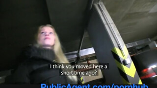 PublicAgent - Bella Karina a méretes kannás világos szőke