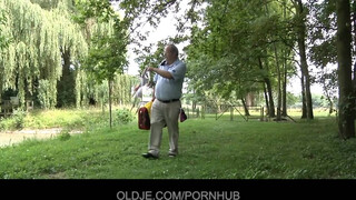 Oldje - Öreg pasi reszeli a tini sunát