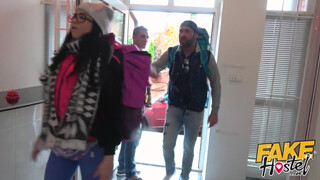 Fake Hostel - Latina lány a pasija előtt szexel
