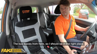 Fake Driving School - vegyvédelmi ruhában ül be a bige a kocsiba