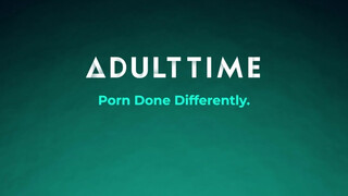 ADULT TIME - kopasz csoki kiscsaj kinyalja a csaját