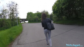 Public Agent - Katy Rose meglovagolja a dákót