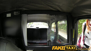 FakeTaxi bombázó vörös picsa extra kannákkal