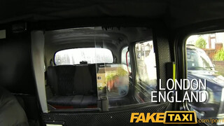 FakeTaxi világos szőke nőcit nem nagyon zavarja az idősebb kuki