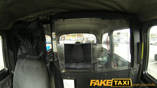 FakeTaxi kanos nőcit meglepetés éri a hátsó ülésen