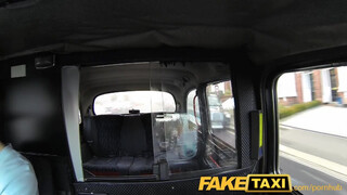 FakeTaxi fullos lány engedi hátsó bejáratba is