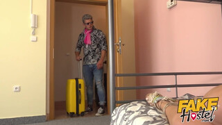 Fake Hostel szűk pinájú olasz lány és kettő pénisz