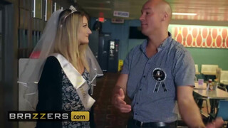 Brazzers - Valerie Kay a legénybúcsún dug