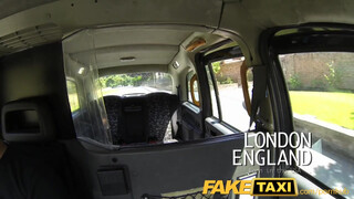 FakeTaxi amerikai félvér kiscsaj szexelni akar