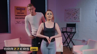 Brazzers - Ella Hughes muffjában a hatalmas örömrúd