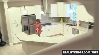 Reality Kings - a latinos latin Bianka hatalmas seggluka megkefélve
