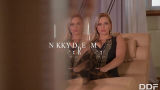 Nikky Dream bombázó ruhában peckezik