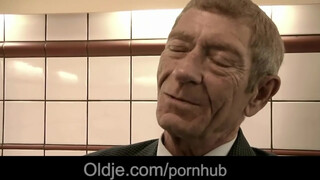 Magyar pornófilmes lány szexel idős hapsival - Oldje