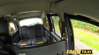 Fake Taxi - Hatalmas csöcsű milf bekúrva a hátsó ülésen