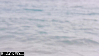 BLACKED - Milena a tengerparton imád dugni