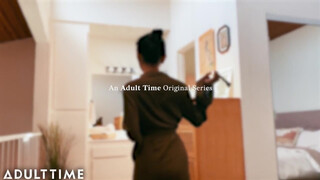 ADULT TIME - Ázsiai tini csajszi a fürdőben peckezik