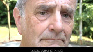 Oldje - az idős motoros és a tini lány
