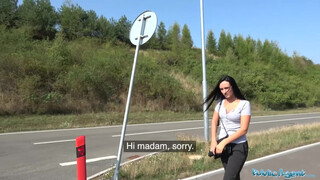 Méretes keblű tini picsa pénzért közösül - Public Agent