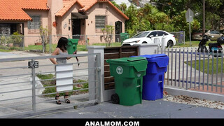Nadia White fiatal hapsival baszik - Anal mom
