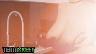 TeamSkeet - bögyös debella picsa és a kicsike faszi esete