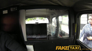 FakeTaxi - hatalmas kannás lány nem akar fizetni