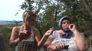 Duci vidéki nagyi és a tini bula
