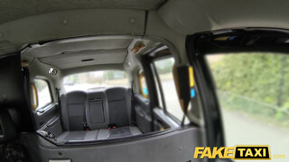Fake Taxi - ausztrál lány a szabadban is szereti csinálni