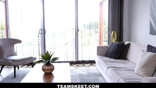 TeamSkeet - Gwen Vicious méretes feneke megdöngetve