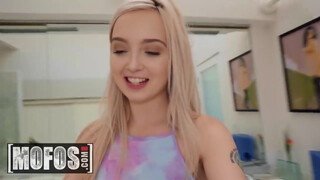 MOFOS - Lexi Lore keményen popóba dugva