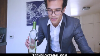 Teens Love anal - szexy csajszi felkínálja a picsáját