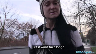 Public Agent - aranyos orosz hölgyemény az utcáról
