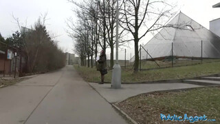 Public Agent - cseh kisasszony a sikátorban