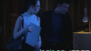 Rebecca Volpetti hatalmas pélót kap a popójába