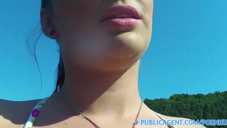 PublicAgent - bikinis kisasszony napozik a strandon